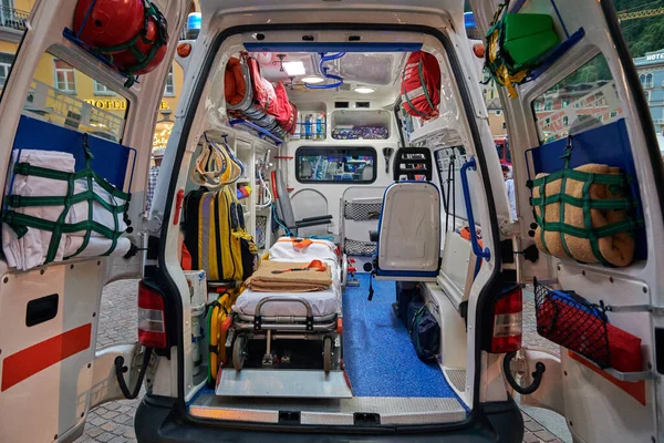 Serviço Médico Emergência Vista Dentro Ambulância Compartimento Sanitário Vários Equipamentos — Fotografia de Stock