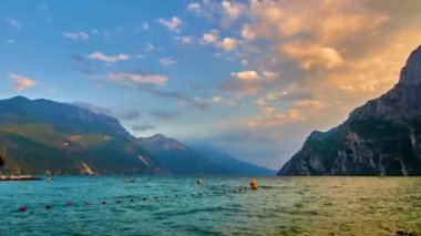 Güzel manzara. Garda Gölü manzarası, Riva del Garda, İtalya. Avrupa 'da seyahat için popüler varış yerleri / zaman dilimi