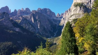 Dolomites di Brenta grubunun güzel hava manzarası İtalya 'nın Trentino şehrinde sonbaharda Molveno' dan görüldü.