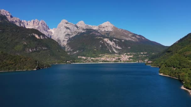 Aerial view over the beautiful Molveno town and Molveno lake, an alpine lake in Trentino in the autumn time, Italy — Stock Video