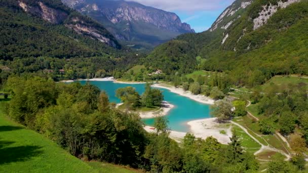 Arial nézet a tó Tenno ősszel, Trento, Olaszország, Europa. Türkiz tó a hegyek között — Stock videók