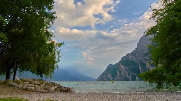Prachtig landschap. Uitzicht op het Gardameer, Riva del Garda, Italië. Populaire bestemmingen voor reizen in Europa / timelapse — Stockvideo