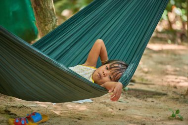 SIEM REAP, CAMBODIA - 14 Aralık 2014: Kız Ta Som tapınağında dinleniyor, Angkor Wat Arkeoloji Parkı Siem Reap, Kamboçya UNESCO Dünya Mirası Alanı
