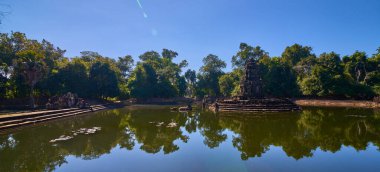 Yapay adadaki Neak Pean Tapınağı 'nın yanındaki göl. Angkor Wat kompleksi, Angkor Wat Arkeoloji Parkı Siem Reap, Kamboçya UNESCO Dünya Mirası Bölgesi