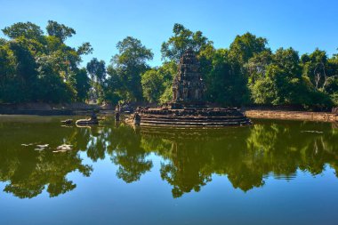 Yapay adadaki Neak Pean Tapınağı 'nın yanındaki göl. Angkor Wat kompleksi, Angkor Wat Arkeoloji Parkı Siem Reap, Kamboçya UNESCO Dünya Mirası Bölgesi