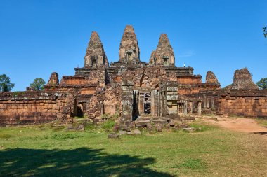 Angkor Thom 'daki Pre Rup Khmer Tapınağı, UNESCO' nun Dünya Mirası Alanındaki Angkor Wat Arkeoloji Parkı, Siem Reap, Kamboçya 'daki popüler bir turizm merkezi.