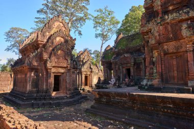 Angkor Thom 'daki Prasat Banteay Srei Khmer tapınağı, Siem Reap, Kamboçya UNESCO Dünya Mirası Alanındaki Angkor Wat Arkeoloji Parkı' nın popüler bir turizm merkezi.