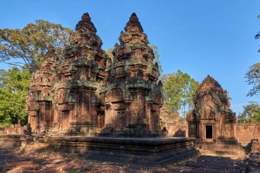 Angkor Thom 'daki Prasat Banteay Srei Khmer tapınağı, Siem Reap, Kamboçya UNESCO Dünya Mirası Alanındaki Angkor Wat Arkeoloji Parkı' nın popüler bir turizm merkezi.