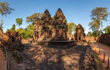 Angkor Thom 'daki Prasat Banteay Srei Khmer tapınağı, Siem Reap, Kamboçya UNESCO Dünya Mirası Alanındaki Angkor Wat Arkeoloji Parkı' nın popüler bir turizm merkezi.