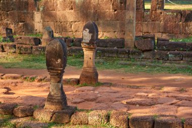 Angkor Thom 'daki Prasat Banteay Srei Khmer tapınağı, Siem Reap, Kamboçya UNESCO Dünya Mirası Alanındaki Angkor Wat Arkeoloji Parkı' nın popüler bir turizm merkezi.