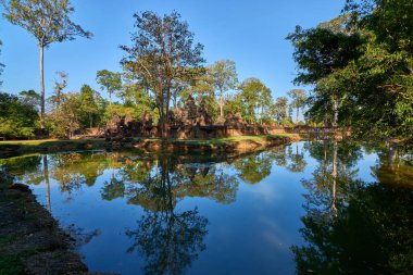 Angkor Thom 'daki Prasat Banteay Srei Khmer tapınağı, Siem Reap, Kamboçya UNESCO Dünya Mirası Alanındaki Angkor Wat Arkeoloji Parkı' nın popüler bir turizm merkezi.