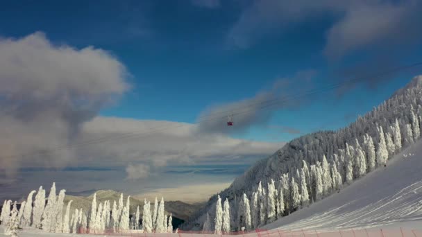 Vuelo Sobre Las Espectaculares Pistas Esquí Las Montañas Los Cárpatos — Vídeo de stock