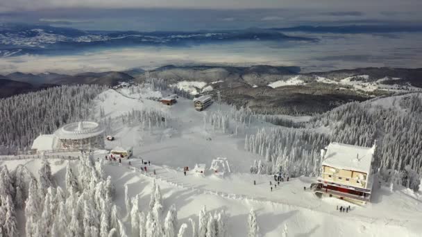 카르파티아 산맥의 경사면 비행하면서 파노라마는 눈으로 경사지 루마니아 브라쇼브 트란실바니아의 — 비디오