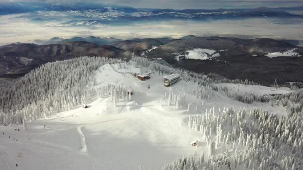 Vôo Sobre Pistas Esqui Espetaculares Nas Montanhas Dos Cárpatos Vista — Vídeo de Stock