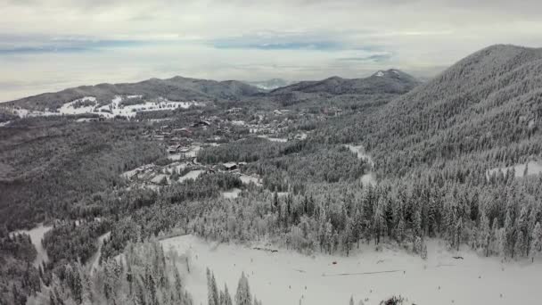 Karpatlar Dağlarındaki Muhteşem Kayak Yamaçlarının Üzerinden Uçuş Karla Kaplı Kayak — Stok video