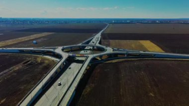 Romanya 'nın Ploiesti kentinde trafiğin hakim olduğu bir kavşağın insansız hava aracı görüntüsü