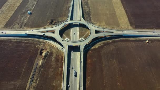 Vue aérienne d'un rond-point avec circulation à Ploiesti, Roumanie — Video