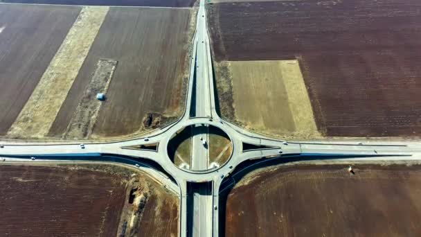 Letecký bezpilotní pohled na kruhový objezd s dopravou v Ploiesti, Rumunsko — Stock video