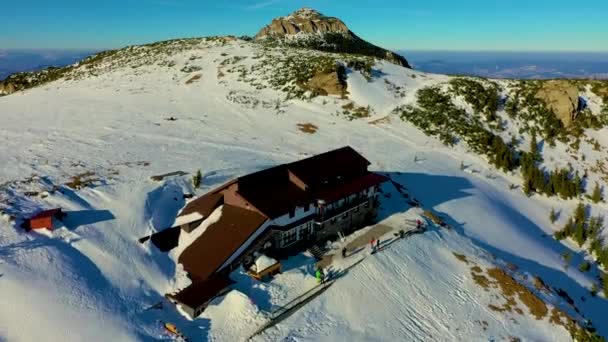 Dochia chalé e Toaca pico ao nascer do sol em Ceahl=u Montanhas Nacional no inverno, Inverno aéreo Paisagem vista do drone — Vídeo de Stock