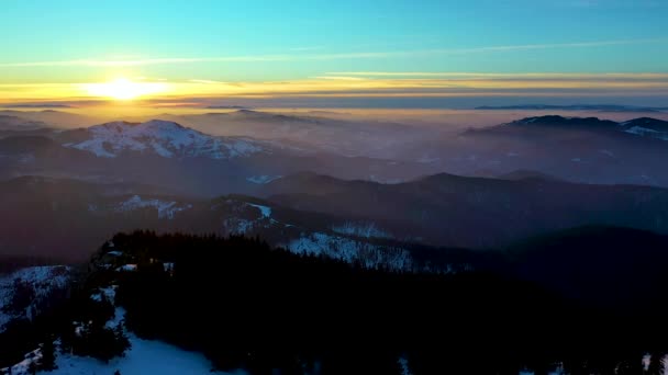 Luchtfoto Landschap uitzicht vanaf Ceahlău Mountains National Park bij zonsopgang met mist in het winterseizoen, zonsopgang in Ceahlau Mountains. Luchtzicht vanuit de drone — Stockvideo