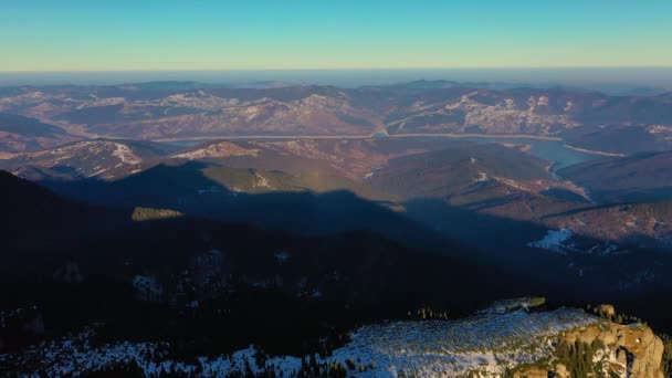 Αεροφωτογραφία τοπίου από Ceahlău Βουνό Εθνικό Πάρκο κατά την ανατολή του ηλίου με ομίχλη κατά τη χειμερινή περίοδο, ανατολή του ηλίου στο Ceahlau Βουνό. Αεροφωτογραφία από το drone — Αρχείο Βίντεο