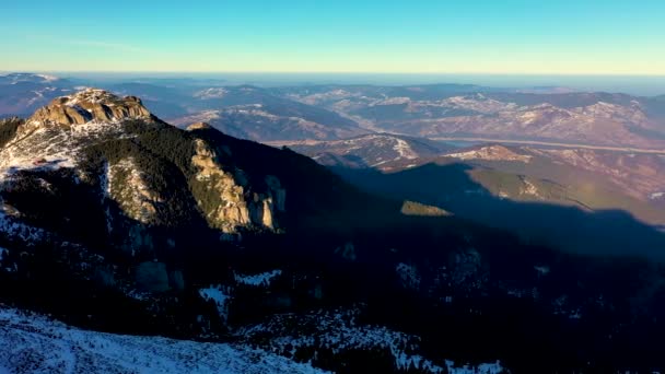 Luftaufnahme vom Ceahlău Mountains National Park bei Sonnenaufgang mit Nebel in der Wintersaison, Sonnenaufgang im Ceahlau Mountains. Luftaufnahme aus der Drohne — Stockvideo