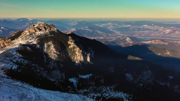 Vista aérea del paisaje desde el Parque Nacional de las Montañas Ceahljalá al amanecer con niebla en la temporada de invierno, amanecer en las Montañas Ceahlau. Vista aérea desde el dron — Vídeo de stock