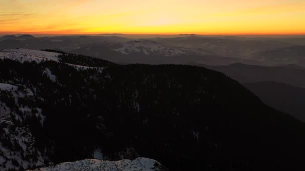 空中景观景观从谢拉乌山脉国家公园日出与雾在冬季，日出在谢拉乌山脉。无人机的空中观察 — 图库视频影像