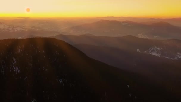Luchtfoto Landschap uitzicht vanaf Ceahlău Mountains National Park bij zonsopgang met mist in het winterseizoen, zonsopgang in Ceahlau Mountains. Luchtzicht vanuit de drone — Stockvideo