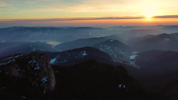 Flygfoto Landskapsutsikt från Ceahlău Mountains nationalpark vid soluppgång med dimma under vintersäsongen, soluppgång i Ceahlau bergen. Flygfoto från drönaren — Stockvideo