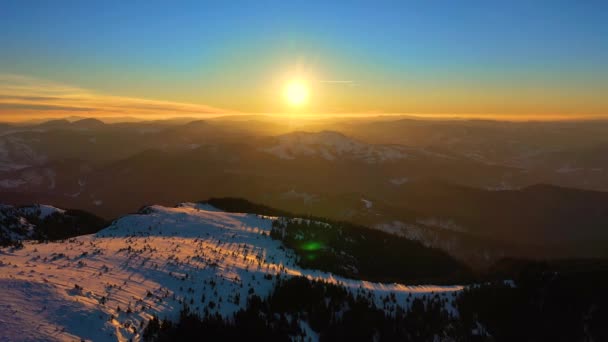 Αεροφωτογραφία τοπίου από το Εθνικό Πάρκο Ceahlau Mountains και την κορυφή Toaca το ηλιοβασίλεμα κατά τη χειμερινή περίοδο. Αεροφωτογραφία από το drone — Αρχείο Βίντεο