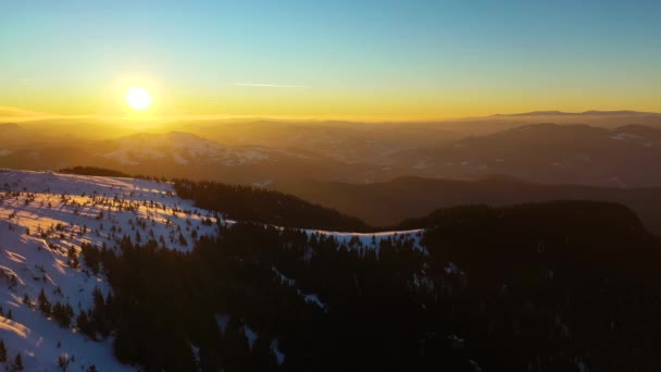 シーラウ山脈国立公園や冬の日没時のトアカのピークからの空中風景 ドローンからの空中の眺め — ストック動画