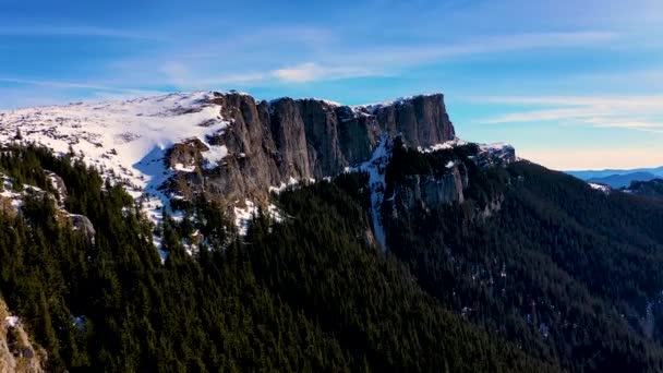 Vista Aérea Parque Nacional Las Montañas Ceahlu Temporada Invierno Amanecer — Vídeo de stock
