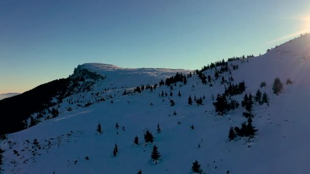 Vista Aérea Parque Nacional Das Montanhas Ceahlu Temporada Inverno Nascer — Vídeo de Stock