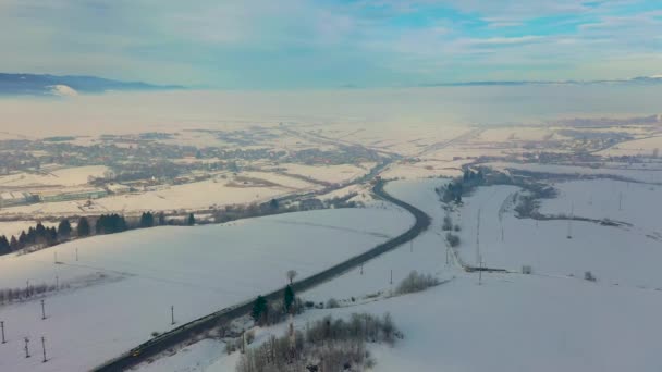 Incroyable vue aérienne d'un paysage hivernal par le drone 