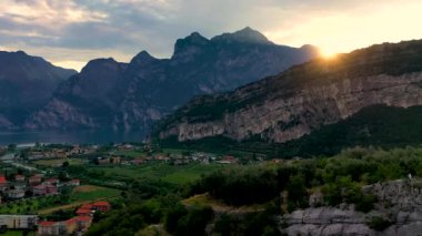 Torbole Panoraması. İtalya, Garda Gölü 'nde küçük bir kasaba. Europa, Garda Gölü yazın gün batımında dağlarla çevrilidir.