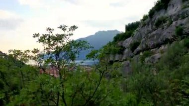 Torbole Panoraması. İtalya, Garda Gölü 'nde küçük bir kasaba. Europa, Garda Gölü yazın gün batımında dağlarla çevrilidir.