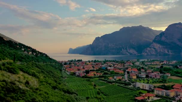 Panorama Van Torbole Een Klein Stadje Aan Het Gardameer Italië — Stockvideo