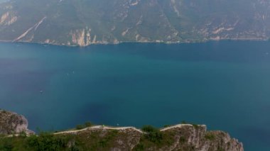 İnsansız hava aracı ile hava videosu, güzel Garda Gölü manzarası yaz zamanı, Trentino Alto Adige bölgesi, İtalya