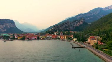 Torbole Panoraması. İtalya, Garda Gölü 'nde küçük bir kasaba. Europa, Garda Gölü yazın gün batımında dağlarla çevrilidir.
