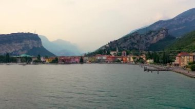 Torbole Panoraması. İtalya, Garda Gölü 'nde küçük bir kasaba. Europa, Garda Gölü yazın gün batımında dağlarla çevrilidir.