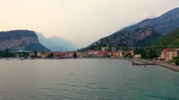 Panorama Van Torbole Een Klein Stadje Aan Het Gardameer Italië — Stockvideo