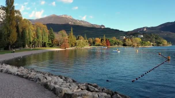 Wideo Lotnicze Dronem Widok Piękne Jezioro Garda Jezioro Otoczone Górami — Wideo stockowe