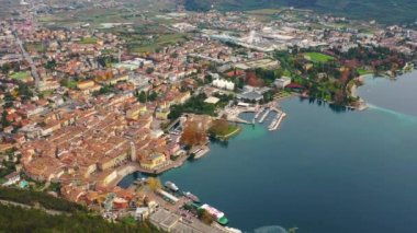 Drone 'lu hava aracı, sonbahar zamanı dağlarla çevrili güzel Garda Gölü manzarası, Trentino Alto Adige bölgesi, Lago di garda, İtalya