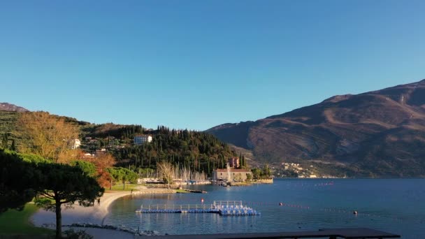 Video Aereo Con Drone Vista Sul Bellissimo Lago Garda Circondato — Video Stock