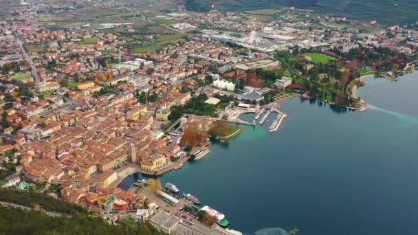 Vídeo Aéreo Con Dron Vista Del Hermoso Lago Garda Rodeado — Vídeos de Stock