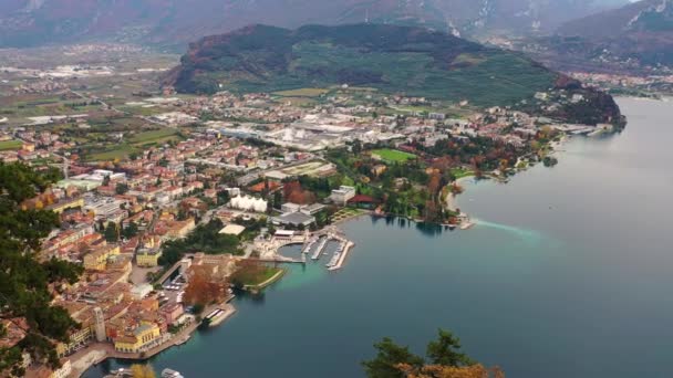 Luftbild Mit Drohne Blick Auf Den Wunderschönen Gardasee Umgeben Von — Stockvideo