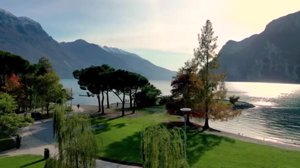 Drone Hava Aracı Sonbahar Zamanı Dağlarla Çevrili Güzel Garda Gölü — Stok video