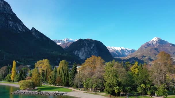 드론으로찍은 시간에 산으로 둘러싸인 아름다운 가르다 호수의 Trentino Alto Adige — 비디오