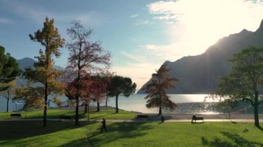 Drone 'lu hava aracı, sonbahar zamanı dağlarla çevrili güzel Garda Gölü manzarası, Trentino Alto Adige bölgesi, Lago di garda, İtalya